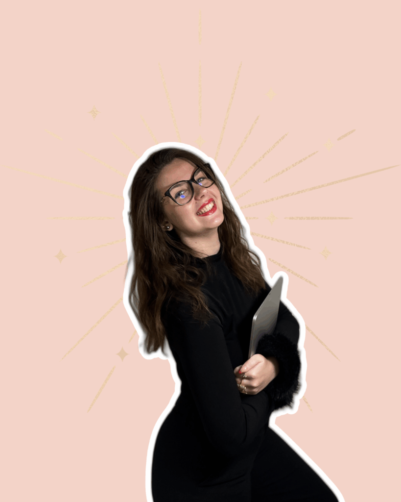 Marilou Hubert travaillant avec son ordinateur, communication digitale et création de contenu