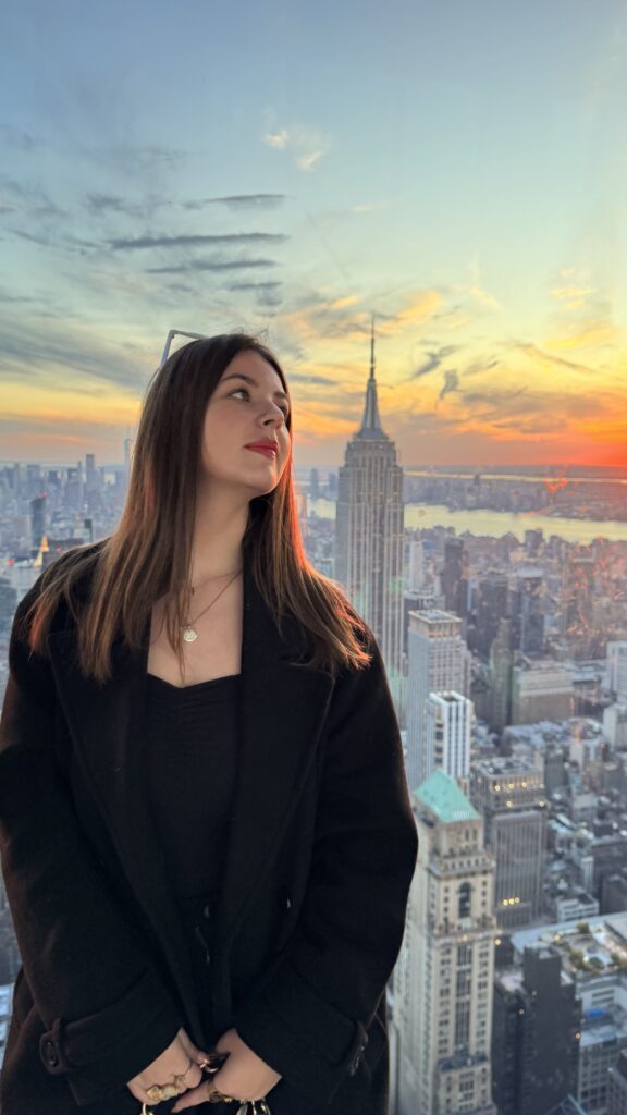 Marilou Hubert à New York au coucher de soleil, créatrice de contenus et consultante en communication digitale.