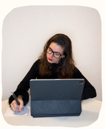 Marilou Hubert travaillant sur son ordinateur, consultante en communication digitale.