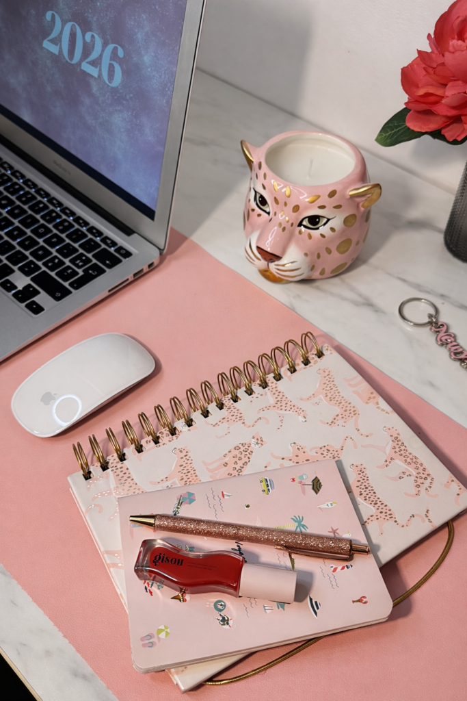 Carnet et gourde représentant l’organisation et la stratégie de communication.