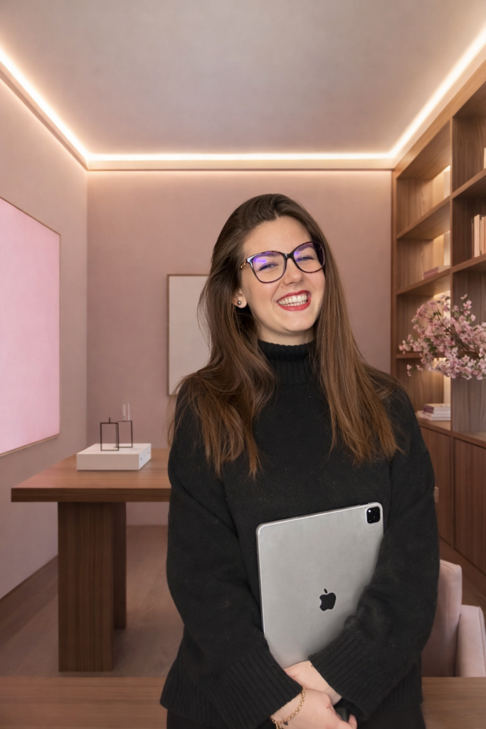 Marilou Hubert travaillant sur son ordinateur, consultante en communication digitale.