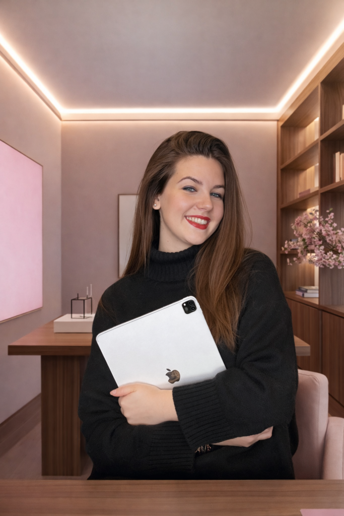 Marilou Hubert travaillant sur son ordinateur, consultante en communication digitale.