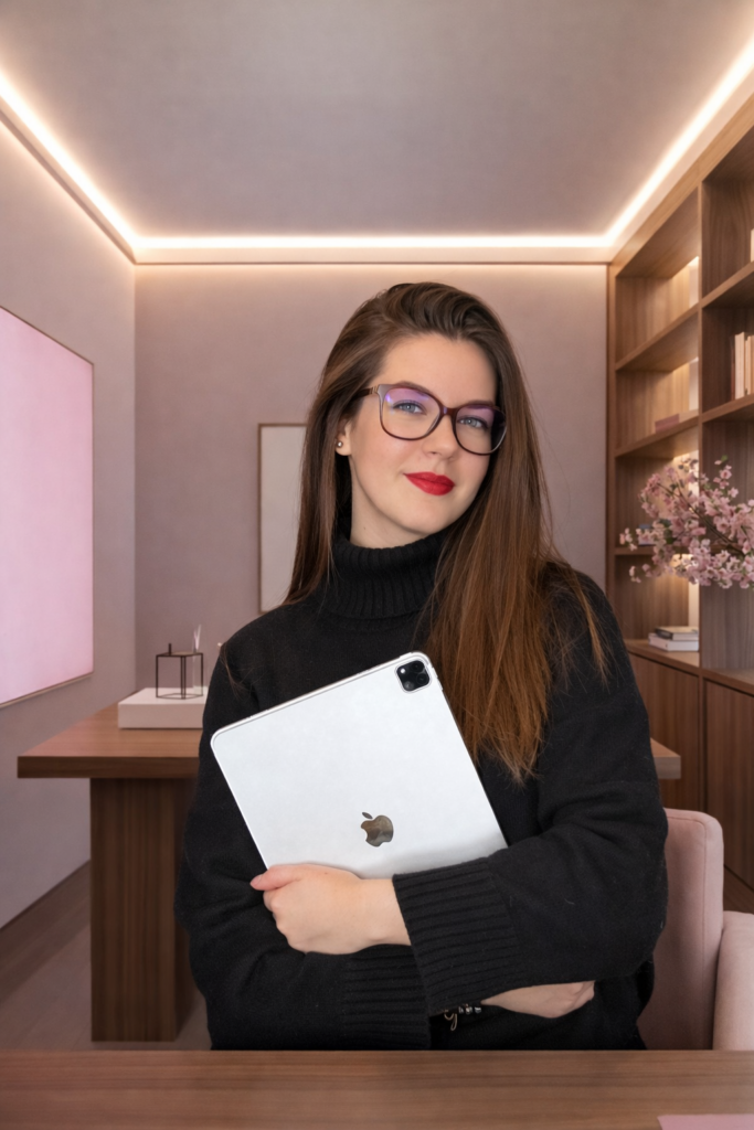 Marilou Hubert travaillant sur son ordinateur, consultante en communication digitale.