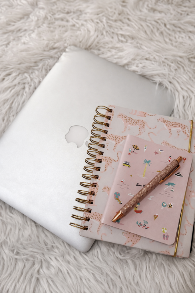 iPad utilisé pour la création de contenu et la stratégie digitale.