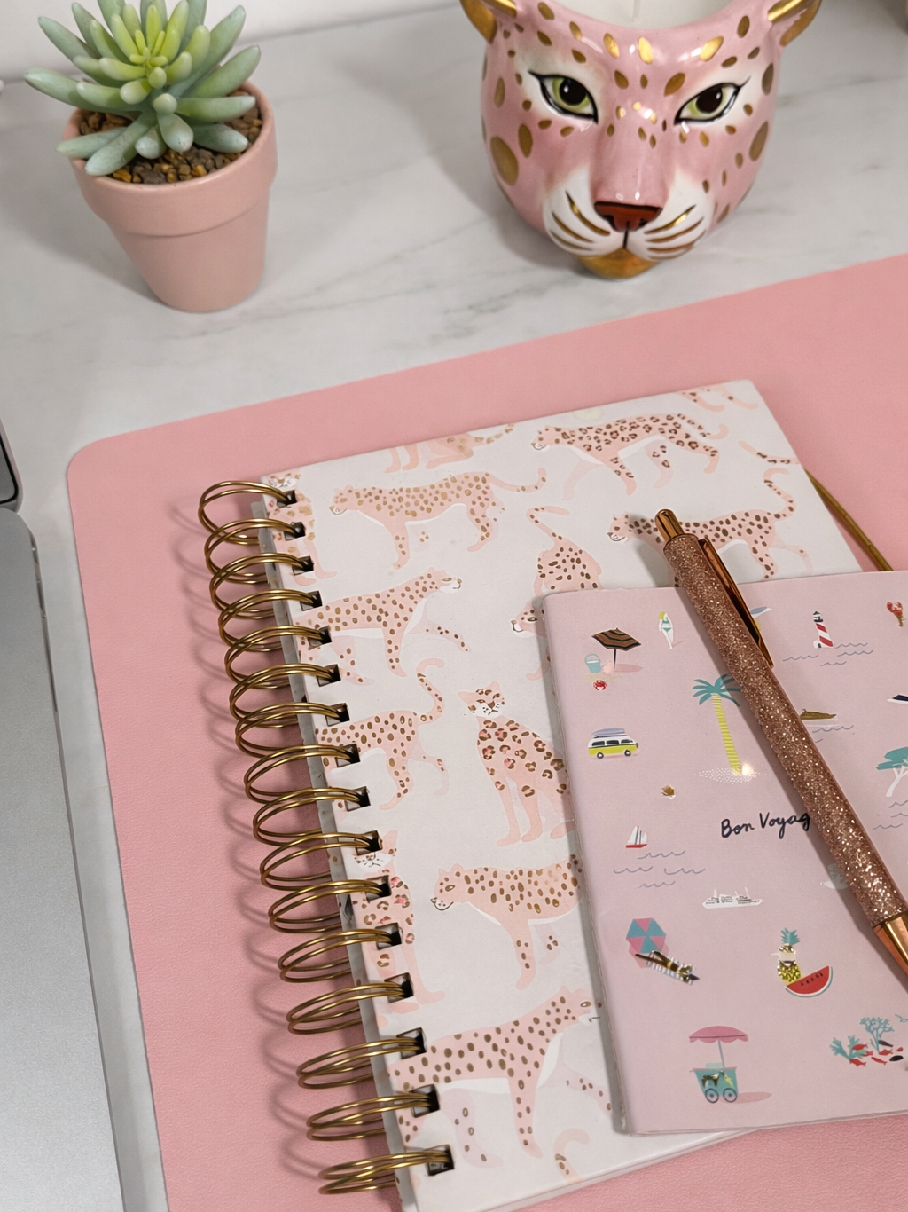 Carnet de notes utilisé pour la stratégie de communication digitale.